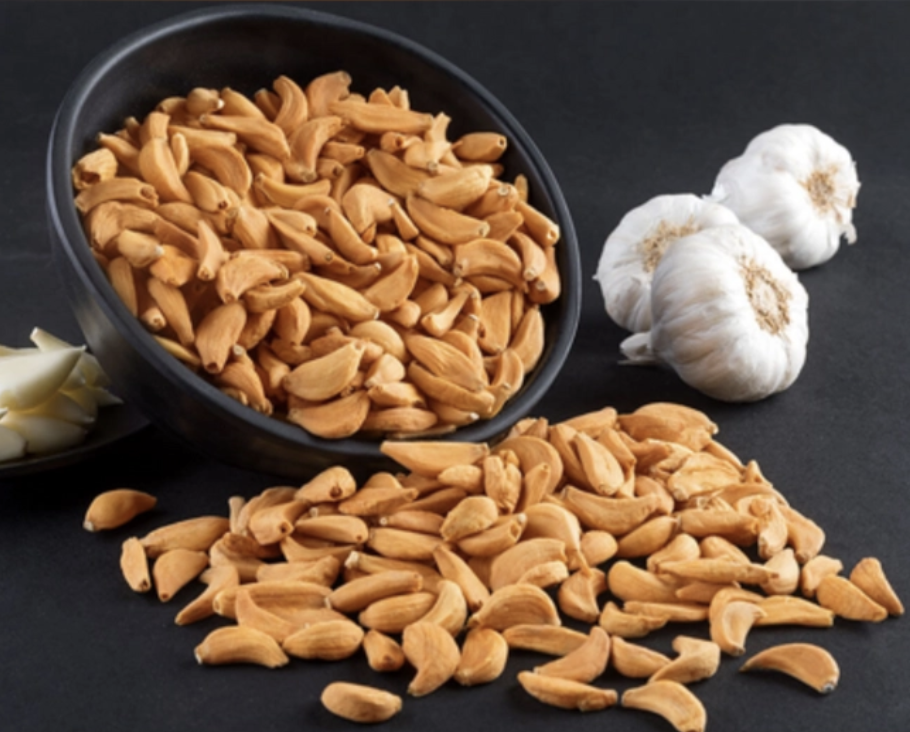 Dried garlic cloves and minced garlic.